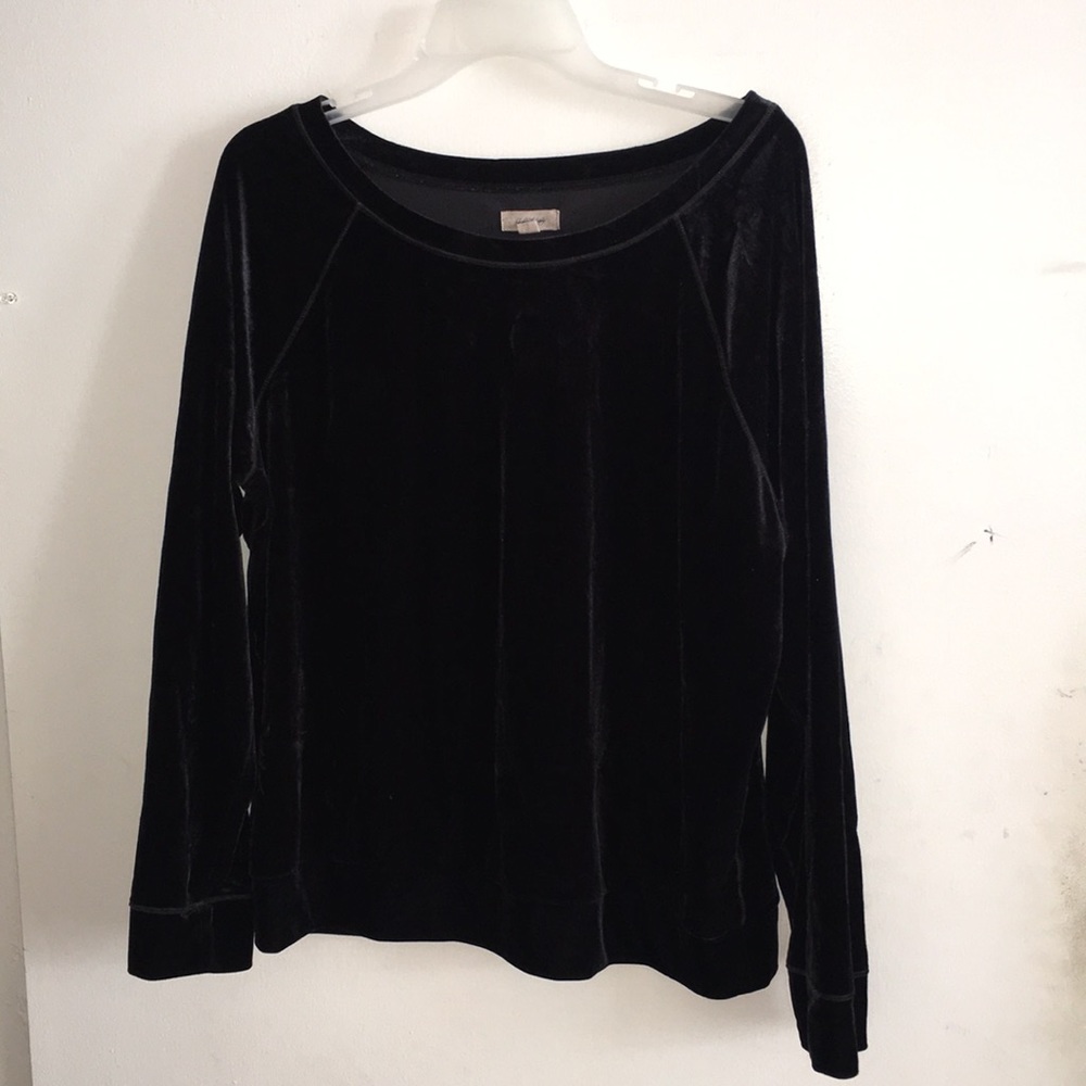 🖤 Black Velour Crew Neck